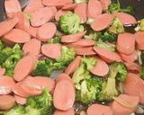 Foto langkah ke 8 dari resep Tumis Brokoli Sosis.