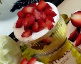 صورة لخطوة 12 من وصفة تحلية كيك الفانيليا بالفراولة والشوكولاته 🍓