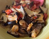 Foto del passaggio 3 della ricetta Cardoncelli trifolati con pomodorino 🍄🍅🌿