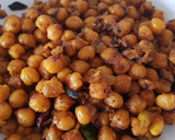 Foto del paso 2 de la receta: Gambas y merluza al curry con garbanzos y espinacas