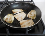 Foto del paso 8 de la receta: Pechuga de pollo rellena de berenjena y queso al horno