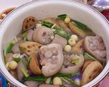 Hình bước làm 4 của món Đuôi heo nấu hạt sen, củ sen