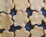 A picture of step 4 of Custard biscuits.