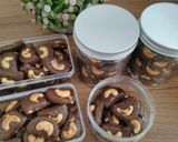 Foto langkah ke 6 dari resep Choco Cashew Cookies.
