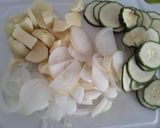 Foto del paso 1 de la receta: Crema de hojas de coliflor, pan tostado y queso de papa dorado🍲