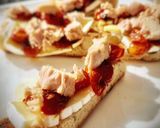 Foto del paso 3 de la receta: Miniaperitivo con bonito del norte (III): Tosta templada de bonito con cherry confitado y brie