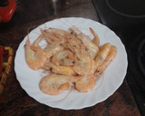 Foto del paso 4 de la receta: Ensalada mixta de col y cogollo con langostinos, palitos de cangrejo, piña y salsa rosa