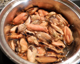 Foto del paso 1 de la receta: Mejillones encebollados