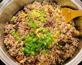 Foto del paso 5 de la receta: Arroz Chaufa de carne y chorizo con quinoa tricolor