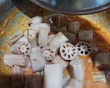 A picture of step 5 of Lotus roots with mirchi.