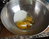 Foto del paso 1 de la receta: Bizcocho bicolor de vainilla y frutos rojos