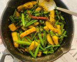 A picture of step 3 of Onion stalk stir fried with Potato.