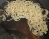 Foto langkah ke 5 dari resep Indomie Soto Medan Masak Hitam.