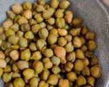 A picture of step 1 of Hara chana salad.