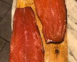 Foto del passaggio 5 della ricetta Salmone affumicato di Natale fatto in casa
