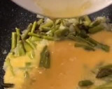 Foto del paso 8 de la receta: Revuelto de espárragos trigueros y cebollita tierna, al vino blanco