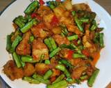 รูปขั้นตอนการทำที่ 5 ของ หมูสามชั้นผัดพริกแกงใต้ใส่ถั่วฝักยาว