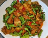 รูปขั้นตอนการทำที่ 5 ของ หมูสามชั้นผัดพริกแกงใต้ใส่ถั่วฝักยาว