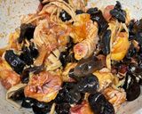 Foto langkah ke 2 dari resep Steamed chicken with black fungus and lily flowers.