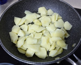 Foto del paso 1 de la receta: Tortilla de patatas, calabacín y jamón serrano