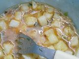 Tortilla de papas con hierbas aromáticas. Chuletas de cerdo