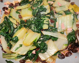 Foto del paso 3 de la receta: Revuelto de acelgas con pasas, bacon, miel y al vino