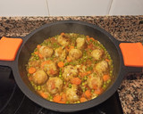 Foto del paso 5 de la receta: Albóndigas de merluza en salsa jardinera