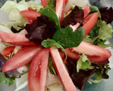 Foto del paso 3 de la receta: Ensalada de lechugas variadas con tomate, guindilla y anacardos