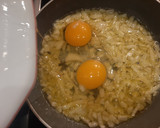 Foto del paso 2 de la receta: Huevos fritos con cebolla y limón