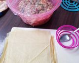 A picture of step 3 of Pork Prawn Meat Roll.