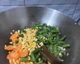 Foto langkah ke 3 dari resep Tumis TriWarna (jagung, wortel, kacang panjang).