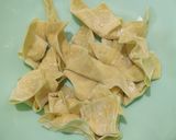 A picture of step 4 of Cinnamon banana wanton.