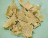 A picture of step 4 of Cinnamon banana wanton.