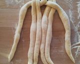 Foto del passaggio 4 della ricetta Treccia di pane al latticello a 6 capi, ricetta del riciclo 🌷
