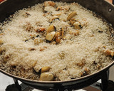 Foto del paso 5 de la receta: Arroz con gambones en paella