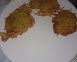 Foto del paso 4 de la receta: Pollo enharinado y tortitas de patatas