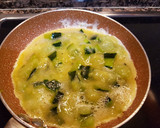Foto del paso 3 de la receta: Tortilla de calabacín y queso