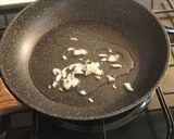 Foto del passaggio 1 della ricetta Risotto con cavolo viola, gorgonzola e noci