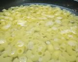 A picture of step 2 of Tomato sauce pasta.