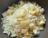 A picture of step 4 of Bandhakopi’r Ghonto Chingri diye (Cabbage Ghonto with prawns).