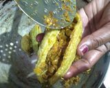 A picture of step 3 of Stuffed karele.