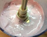 Φωτογραφία βήματος 2 της συνταγής Smoothie φράουλα-μπανάνα