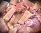Hình bước làm 1 của món Đuôi Heo Hầm Táo Đỏ Bắp Mỹ Kỷ Tử