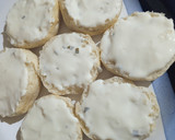 Foto del paso 1 de la receta: Queso crema con ciboulette y salame para rellenar figacitas de manteca