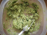 Tapas de aguacate y huevos volteados