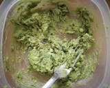 Foto del paso 1 de la receta: Tapas de aguacate y huevos volteados