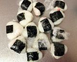A picture of step 2 of Christmas Onigiri Rice Ball Wreath.