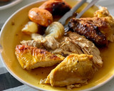 Foto del paso 3 de la receta: Pollo asado con cebollas y boniato