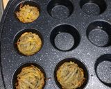 Foto langkah ke 3 dari resep Egg hash browns(kentang telur cetak muffin).