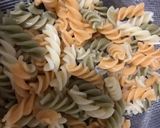 Foto del paso 1 de la receta: Ensalada de pasta corta con queso y jamón